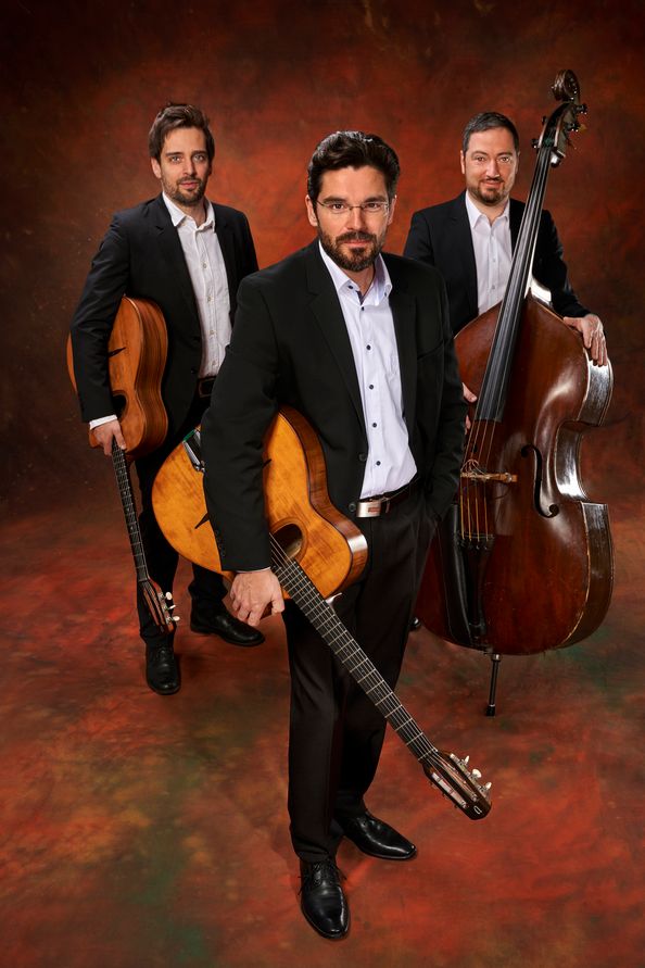 Joscho Stephan und Sven Jungbeck Gitarre, Volker Kamp Kontrabass