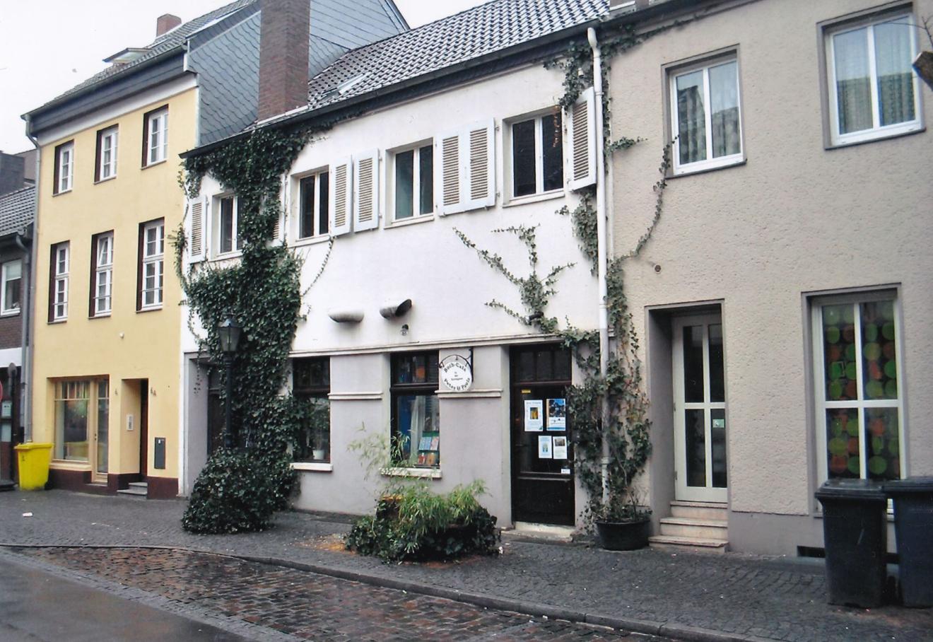 Kurz vor unserem Umzug in die Grütstraße. Der alte Baum ist leider schon weg.