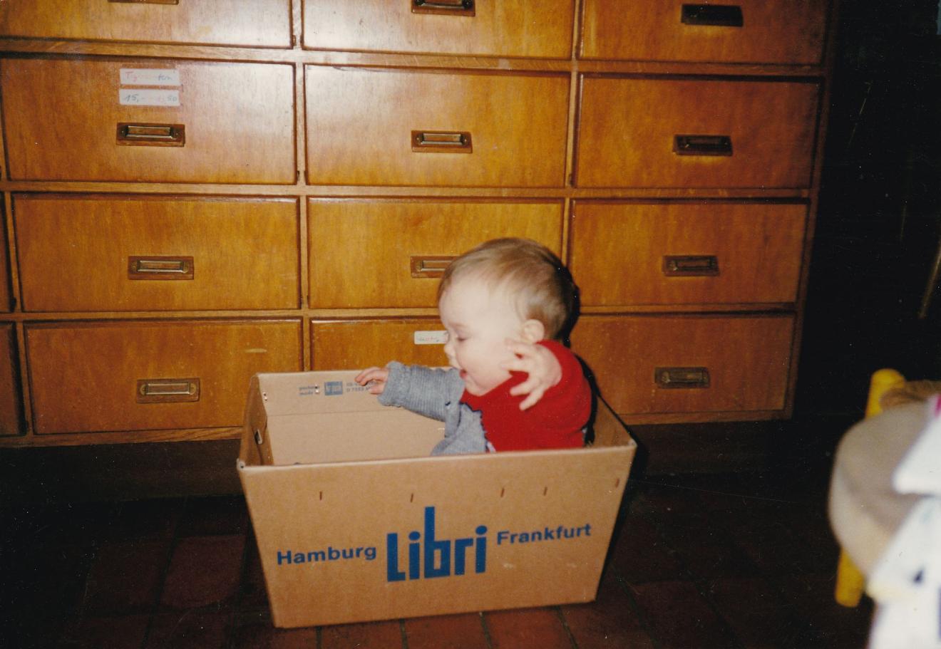 Lotta in einer Libri-Bestellwanne 1993